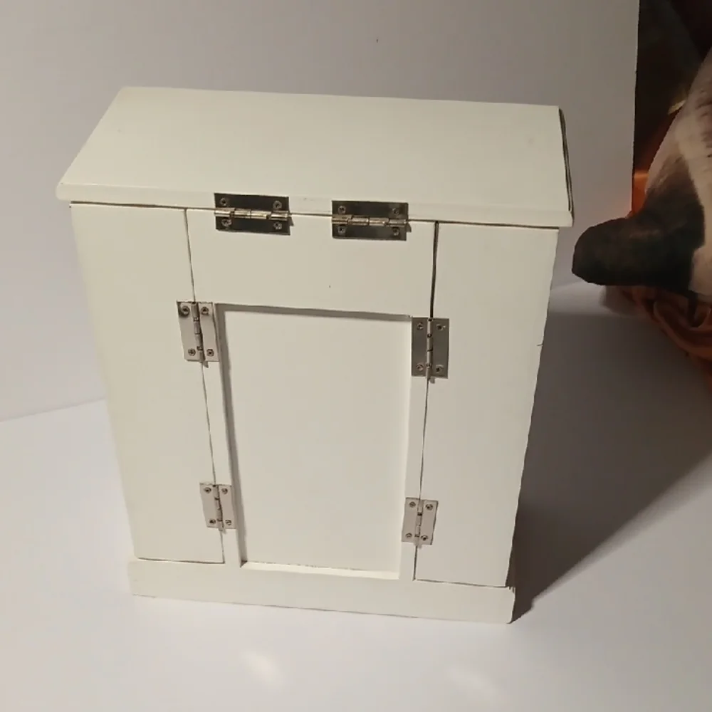 Kohl's White Jewelry Organizer with Classic Design